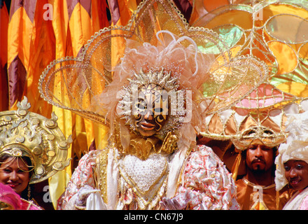 Danseurs portant des costumes de carnaval traditionnel dans des tons pastel et d'or à Trinidad, Caraïbes Banque D'Images