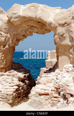 Sabratha. La Libye. Seaview par restauré arch dans le quartiers des anciennes Sabratha. Magnifiquement situé sur la Banque D'Images