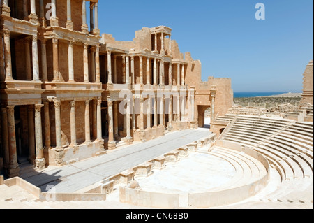 Vue de la scène, la section de l'orchestre et cavea semi-circulaire auditorium de l'ancien théâtre romain restauré. Banque D'Images