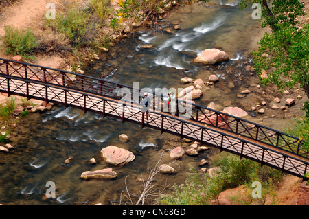 Randonneurs sur la passerelle au-dessus de la rivière vierge, Zion Canyon, Utah. Banque D'Images