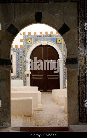 Tripoli. La Libye. Avis d'entrée et de décoration haute en couleur à l'autre prix d'Ahmed Pash Karamanli mosquée qui est le Banque D'Images