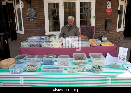 Un vendeur de marbre lors du championnat de billes Tinsley Green Banque D'Images