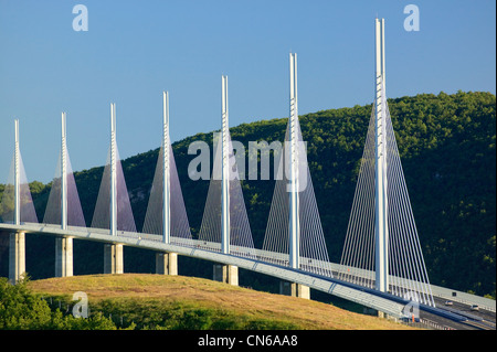 Viaduc de Millau enjambant les gorges du Tarn en Aveyron Occitaine France Banque D'Images