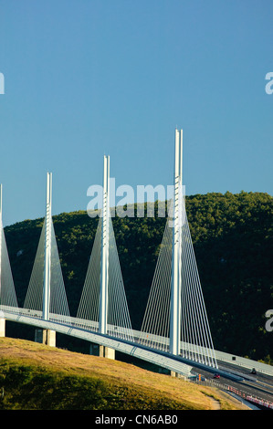 Viaduc de Millau enjambant les gorges du Tarn en Aveyron Occitaine France Banque D'Images