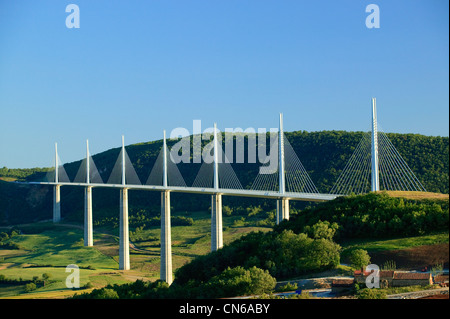 Viaduc de Millau enjambant les gorges du Tarn en Aveyron Occitaine France Banque D'Images