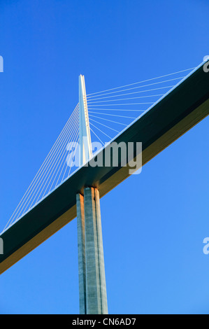 Viaduc de Millau enjambant les gorges du Tarn en Aveyron Occitaine France Banque D'Images