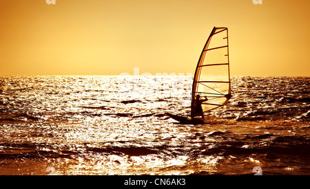 Planche d'ossature au-dessus de la mer au coucher du soleil, vue panoramique du paysage de plage en été, fun, sport, activités, locations et travel concept Banque D'Images