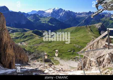 Vue d'été des Dolomites italiennes de Sassolungo, montage sur l'arrière-plan le mont Marmolada Banque D'Images