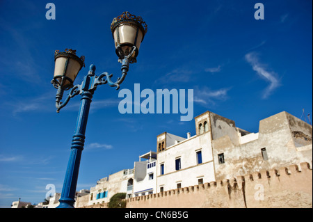 Lampe de rue en face de l'bâtiments blanchis à la chaux d'Essaouira, Maroc. Banque D'Images