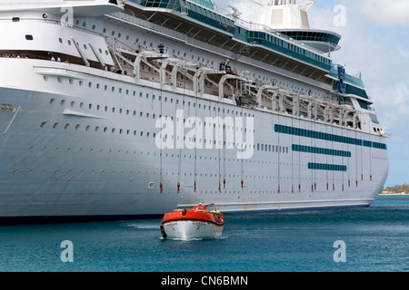 La Royal Caribbean Majesty of the Seas déploie au cours d'un exercice de sauvetage de la sécurité le 25 mars 2012 à Nassau, Bahamas. Banque D'Images