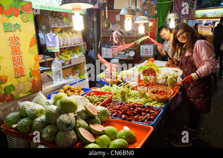 Étal de fruits au marché de nuit de Shida, Taipei, Taiwan. JMH5638 Banque D'Images