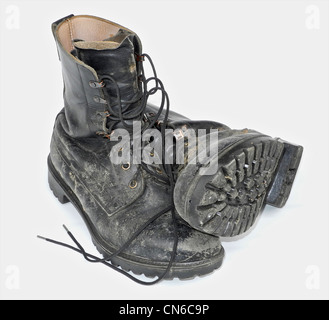 Une vieille paire de bottes - de l'armée militaire bien usé. À partir des archives de communiqués de presse (anciennement Service Portrait Portrait Bureau) Banque D'Images