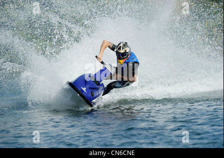 Jet ski sur le lac avec un jet d'eau derrière Banque D'Images