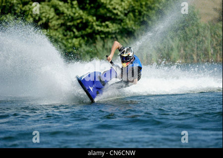 Jet ski sur le lac avec un jet d'eau derrière Banque D'Images