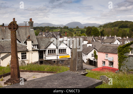 UK, Cumbria, Lake District, Hawkshead, village à une baisse par rapport à la St Michael and All Angels Churchyard Banque D'Images