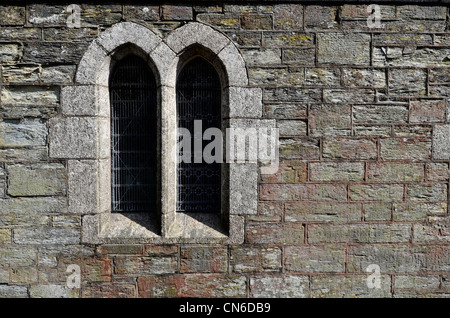 La fenêtre de l'église du vieux village. Banque D'Images