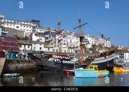 Une réplique de la Golden Hind à Brixham Harbour, Devon, UK Banque D'Images