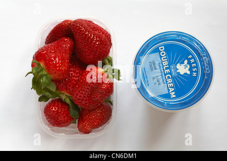 Punnett des fraises et à remous double crème fraîche de Tesco isolé sur fond blanc Banque D'Images