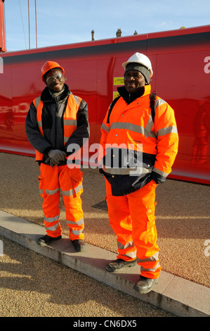 Deux travailleurs de la construction à l'extérieur de la gare centrale de Kings Cross London England UK Banque D'Images