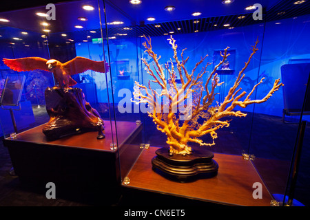 Pierre sculptée et polie momo coral eagle et 'arbre' corallium japonicum à Taipei à Taiwan. JMH5741 Banque D'Images