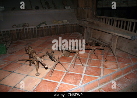 Armes utilisées pendant la guerre civile cambodgienne déterrés dans les environs de Siem Reap. Musée de la guerre, Siem Reap, Cambodge Banque D'Images