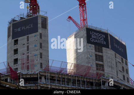 Le pont de Londres et la place à côté de l'écharde dans le centre de Londres Banque D'Images