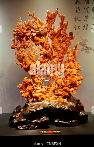 Poli et sculpté 32 x 48cm gemstone momo coral corallium japonicum représentant sept Fées' à Taipei à Taiwan. JMH5743 Banque D'Images