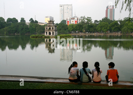 Les enfants à l'école assis sur un lac à Hanoi. Vietnam Banque D'Images