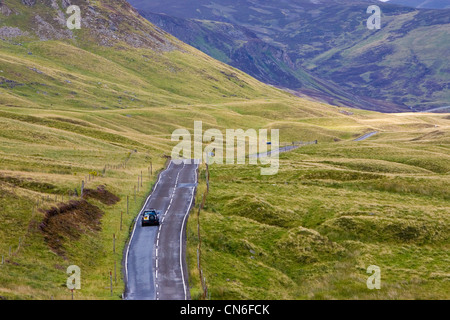 Voiture conduit par les collines et Glen Clunie Montagnes Grampian, Ecosse, Royaume-Uni Banque D'Images