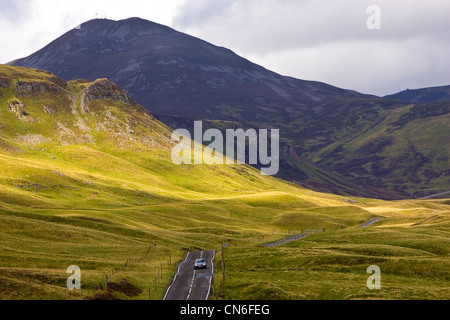 Voiture conduit par les collines et Glen Clunie Montagnes Grampian, Ecosse, Royaume-Uni Banque D'Images