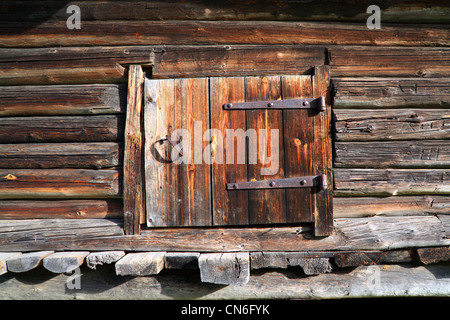 Porte de bois en milieu rural grange Banque D'Images