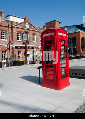 Une boîte de téléphone rouge devant un public house en Angleterre Banque D'Images