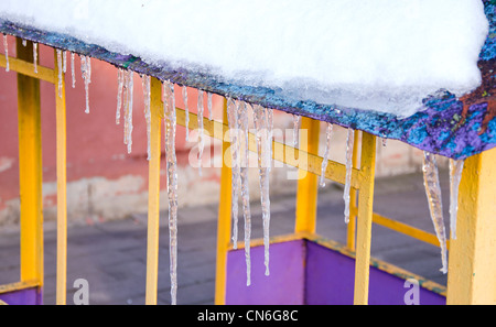 La fonte de glaçons au printemps, sur le toit de l'aire d'alevinage. Banque D'Images