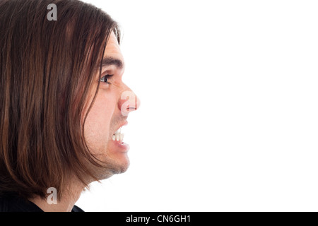 Profil des jeunes face à l'homme aux cheveux longs cris, isolé sur fond blanc avec copie grand espace. Banque D'Images