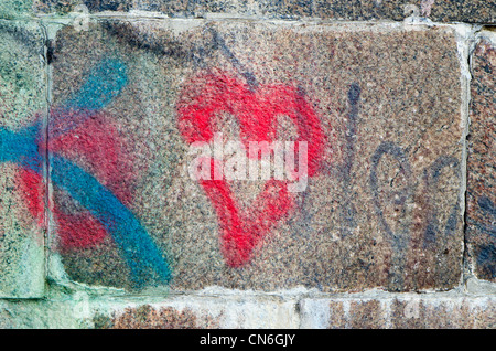 Coeur rouge peint sur mur de blocs de pierre ancienne arrière-plan. Banque D'Images