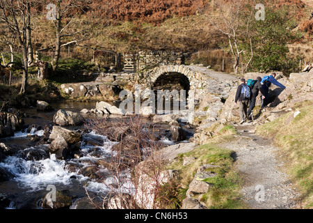 Les Randonneurs marchant le long Scandale Beck vers la Suède haut pont, Ambleside, Cumbria, England, UK. Banque D'Images