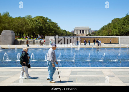 Monument commémoratif de la Seconde Guerre mondiale avec un mur d'étoiles et Lincoln Memorial, à Washington D.C, USA Banque D'Images