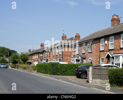 Une rue de banlieue tranquille près de Manchester, Royaume-Uni Banque D'Images