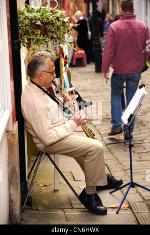 Bristol. L'Angleterre. Novembre 2010. Un musicien de rue joue dans une ruelle étroite. Banque D'Images