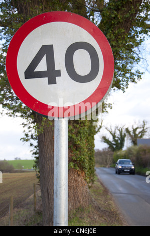 Country road lane avec 40 mph sign Banque D'Images