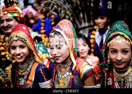 Belles filles indiennes au cours de parade lors juste chameau à Pushkar , Inde Banque D'Images