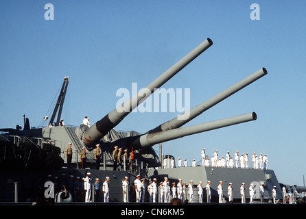 Les membres de l'équipage prennent les rails à bord du navire de guerre USS Iowa (BB-61) alors que le navire retourne au port d'origine à la suite d'une explosion qui a tué 47 membres de l'équipage. L'explosion s'est produite dans la tourelle de canon no.2 de 16 pouces alors que l'Iowa conduisaient des exercices de fusillade routinière à environ 300 milles au nord-est de Porto Rico le 19 avril. Banque D'Images