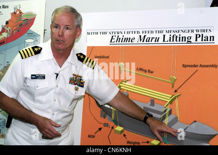 Us Navy (USN) le Capitaine (capt) Bert Marsh, directeur du génie océanique et le superviseur de plongée et de sauvetage à la Naval Sea Systems Command, utilise un tableau pour décrire le processus de levage pour le navire de pêche japonais ehime maru, lors d'une conférence de presse. Banque D'Images