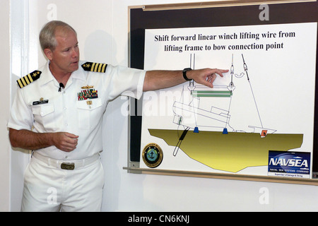 Us Navy (USN) le Capitaine (capt) Bert Marsh, directeur du génie océanique et le superviseur de plongée et de sauvetage à la Naval Sea Systems Command, utilise un tableau pour décrire le processus de levage pour le navire de pêche japonais ehime maru, lors d'une conférence de presse. Banque D'Images