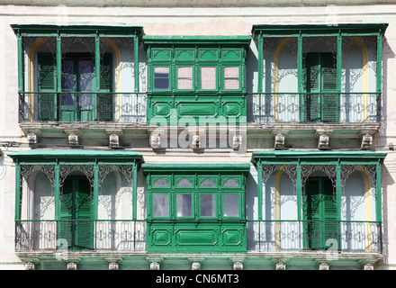 Fenêtres et balcons traditionnels bay sur une maison de ville à Kalkara, Malte Banque D'Images