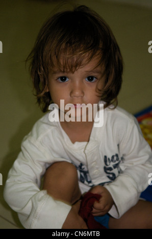 Portrait d'une 2 & 1/2 ans mixed race boy (Cambodian-American) w/ beaux yeux, Phnom Penh, Cambodge. crédit : Kraig Lieb Banque D'Images