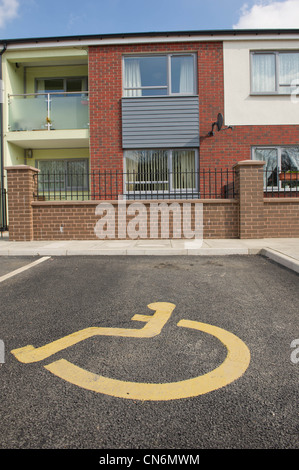 Nouvelle construction de logements sociaux pour les personnes à mobilité réduite parking bay Banque D'Images