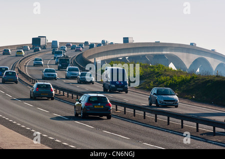 Matin le trafic passant sur le pont d'Orwell sur A14, Ipswich, Suffolk, Angleterre. Banque D'Images