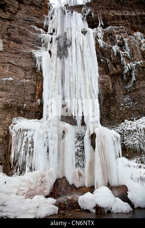 L'eau gelée avec les glaçons en cascade Banque D'Images