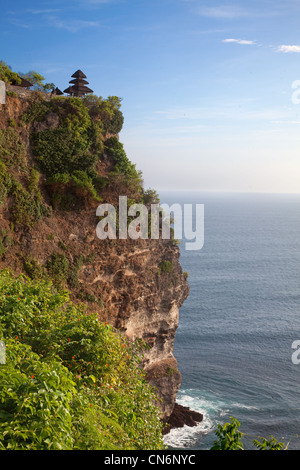 Plage de rochers à proximité de Ulawatu temple à Bali, Indonésie Banque D'Images